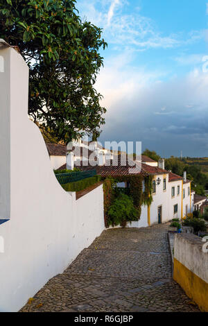 OBIDOS, PORTUGAL - 20 November, 2018: Obidos bleibt ein gut erhaltenes Beispiel der mittelalterlichen Architektur; ihre Straßen, Plätze, Mauern und das Schloss sind Stockfoto