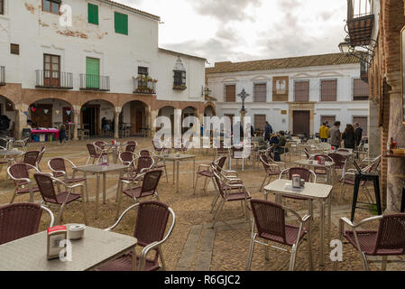 ZAFRA, Badajoz, Spanien - November 24, 2018: Die Menschen in den belebten Platz Klein (Plaza Chica) Stockfoto