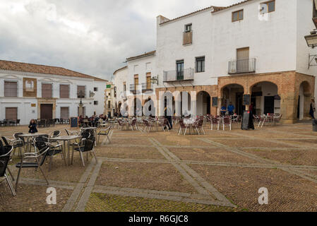 ZAFRA, Badajoz, Spanien - November 24, 2018: Die Menschen in den belebten Platz Klein (Plaza Chica) Stockfoto