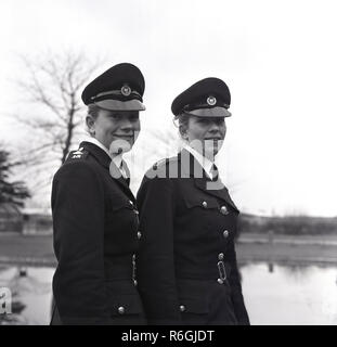 1964, historische, zwei weibliche Polizeikadetten, Bucks Constabulary. In dieser Ära der Cadet Corps bestand geeignete Jugendliche für eine berufliche Laufbahn in der Polizei vorzubereiten. Stockfoto