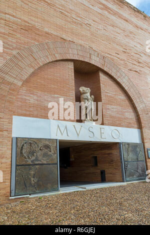 MERIDA, Badajoz, Spanien - 23. NOVEMBER 2018: Merida nationalen Römischen Museum. Vordere Tür Stockfoto