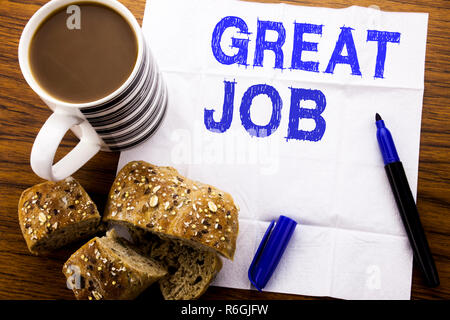 Handschriftlichen Text, tolle Arbeit. Business Konzept für Erfolg Anerkennung auf Seidenpapier geschrieben auf dem hölzernen Hintergrund mit pen Brot gesunde Kaffee im Restaurant Stockfoto