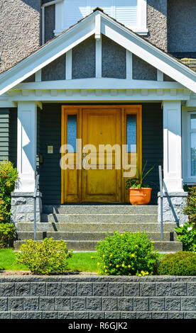 Haustür zum Eingang der Familie Haus mit gepflegten Vorgarten Stockfoto