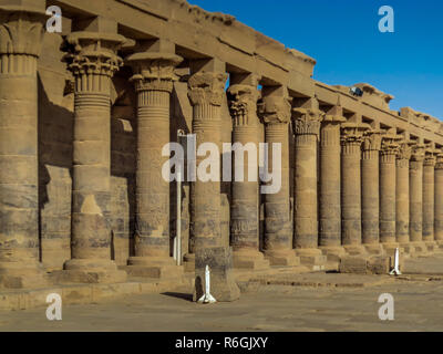 Eine Kolonnade der alten ägyptischen Säulen an Philae Tempel in der Nähe von Aswan Stockfoto