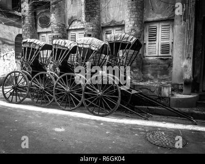 Hand herausgezogen Rikscha auf den Straßen von Kalkutta, Kalkutta, Indien Stockfoto