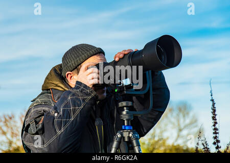 Naturfotograf schießen Vögel im Flug ohne sichtbares Gesicht. Stockfoto
