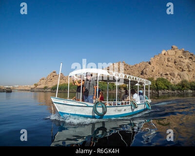 Assuan, Ägypten - 23. Oktober, 2018: Touristische genießen Sie eine Fahrt mit einem kleinen Boot Kreuzfahrt auf dem Nil in der Nähe von Aswan, Ägypten Stockfoto