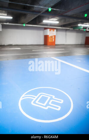 Elektroauto aufladen Ort Stockfoto