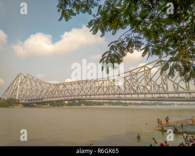 Kalkutta, Kolkata, Indien - November 04, 2018: Ein Blick auf die berühmte Howrah Bridge oder Rabindra Setu in Kolkata von Mullick Ghat, Kolkata, West Bengal Stockfoto