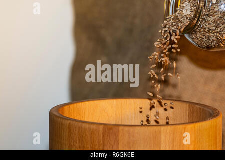 Gießen Weizen Beeren in portable home Fräsmaschine. Stockfoto