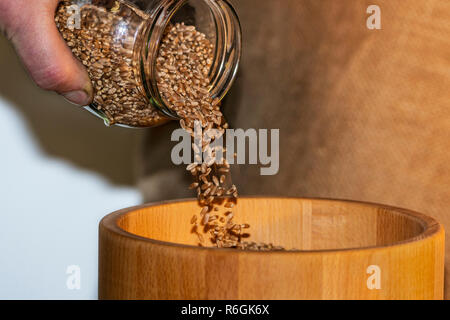 Gießen Weizen Beeren in portable home Fräsmaschine. Stockfoto