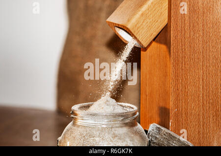 Fräsen Mehl zu Hause mit tragbaren Fräsmaschine Stockfoto