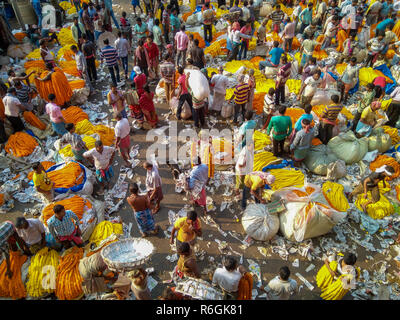 Kalkutta, Kolkata, Indien - November 04, 2018: Leute, Kauf und Verkauf von Blumen und Kränze an der Blumenmarkt in der Nähe von mullick Ghat am November 04, 20. Stockfoto