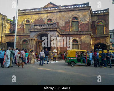 KOLKATA, West Bengal, Indien - 17. Oktober 2018: ein Blick auf ein altes Haus im Kolonialstil in Kalkutta, Kolkata, Indien Stockfoto