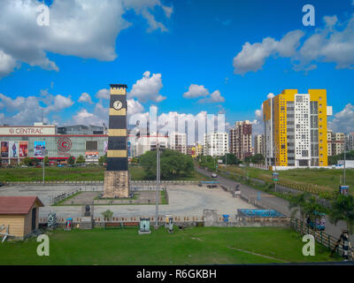 Neue Stadt, Kolkata, West Bengal, Indien - November 2, 2018: Ein Blick auf den Uhrturm auf Neue Stadt gegenüberliegenden Achse Mall an der neuen Stadt, Kolkata (Calc eingestellt Stockfoto