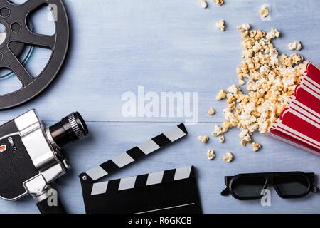 Verschütteten Popcorn mit Klappe und Film Kamera Stockfoto