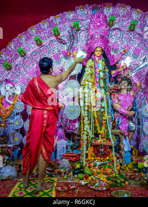 KOLKATA, West Bengal, Indien - 17. Oktober 2018: ein Priester die Durchführung der Rituale während der Durga Puja in Kalkutta, Kolkata, Indien Stockfoto