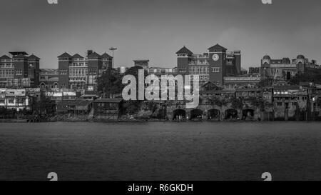 KOLKATA, INDIEN - NOVEMBER 4, 2018: Ein schwarzer und weißer Sicht der Howrah Station als von mallick Ghat gesehen. Bahnhof Howrah ist eine historische Colonial Stockfoto