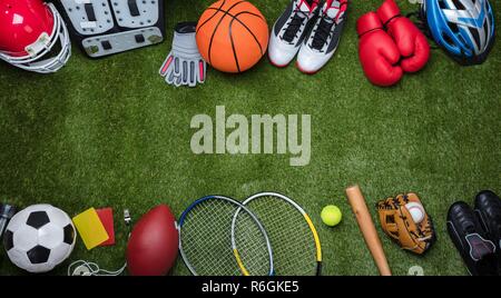 Verschiedene Sport Ausrüstungen auf Gras Stockfoto