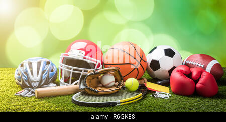 Close-up verschiedener Sport Ausrüstungen auf Pitch Stockfoto