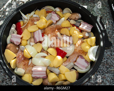 Dalmatiner Peka mit Fleisch und Gemüse gefüllt. Die vorbereiteten Zutaten erhält mit einem Guss Deckel geschlossen und mit Holzkohle und Wil für eine Stunde gekocht werden. Stockfoto