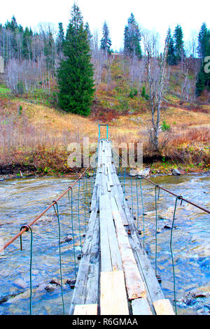 Holzbrücke auf den Seilen über den Berg River Stockfoto