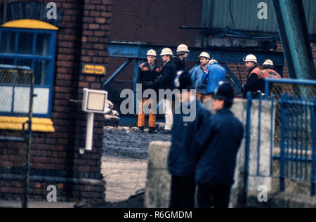 Dinnington Main Colliery, South Yourshire, England. Während des Bergarbeiterstreiks von 1984 und 1985 Bergleute hier zu sehen Mitglieder der NACODS zurück gegen Ende der NUM Streik in 1985 zu arbeiten Dinnington Main Colliery war ein Bergwerk im Dorf Dinnington, in der Nähe von Rotherham in South Yorkshire, England. Bis zum Kommen des kohlebergwerks Dinnington war ein vorwiegend landwirtschaftliches Dorf mit einer kleinen Menge Steinbrüche in der Umgebung. 1899 Vorbereitungen wurden von den Sheffield Coal Company, eine neue Zeche in Dinnington zu sinken. Das Unternehmen hat die Ressourcen, die nicht über die Arbeit einer abzuschließen Stockfoto