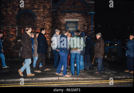 Dinnington Main Colliery, South Yourshire, England. Während des Bergarbeiterstreiks von 1984 und 1985 Bergleute hier zu sehen Mitglieder der NACODS zurück gegen Ende der NUM Streik in 1985 zu arbeiten Dinnington Main Colliery war ein Bergwerk im Dorf Dinnington, in der Nähe von Rotherham in South Yorkshire, England. Bis zum Kommen des kohlebergwerks Dinnington war ein vorwiegend landwirtschaftliches Dorf mit einer kleinen Menge Steinbrüche in der Umgebung. 1899 Vorbereitungen wurden von den Sheffield Coal Company, eine neue Zeche in Dinnington zu sinken. Das Unternehmen hat die Ressourcen, die nicht über die Arbeit einer abzuschließen Stockfoto