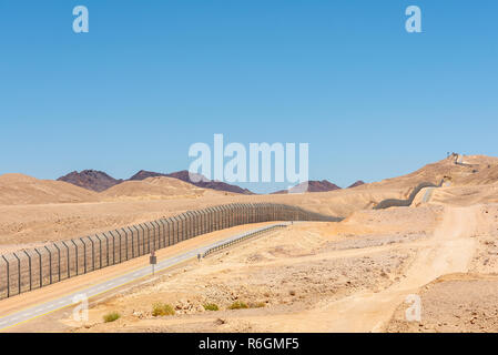 Israel Ägypten Grenzzaun im Negev und Sinai Wüsten Stockfoto