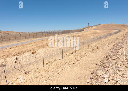 Israel Ägypten Grenzzaun im Negev und Sinai Wüsten Stockfoto