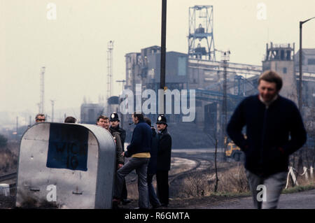 Kiveton Park Colliery, South Yourshire, England. Während des Bergarbeiterstreiks von 1984 und 1985 Fotos zeigen Bergleute Rückkehr an den Arbeitsplatz Kreuzung Streikposten durch streikende Bergarbeiter der NUM. Kiveton Park Colliery war ein Bergwerk im Dorf Kiveton Park, in der Nähe von Rotherham in South Yorkshire, England. 1928 ein Zusammenschluss erfolgte zwischen Kiveton Park und Sherwood Zechen und im Jahr 1944 wurden sie durch die Vereinigten Stahlwerke genommen. Der Bergbau wurde 1947 verstaatlicht. Die barnsley Naht wurde in 1970 arbeitete, nach knapp über 100 Jahre die Kohle aus ihren Reserven. Stockfoto