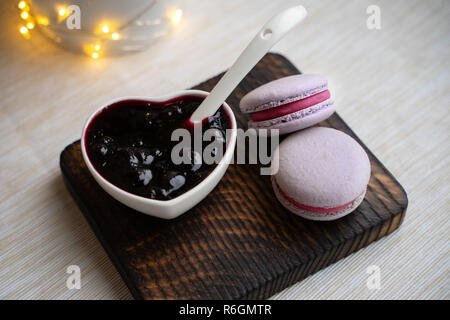 Makronen mit Korinthen auf eine weiße Platte mit Marmelade Stockfoto