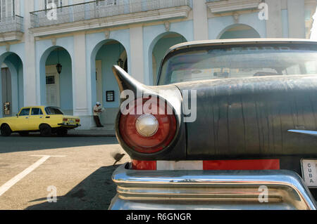 Amerikanische und Russische klassische Auto geparkt auf dem zentralen Platz in Cienfuegos, Kuba Stockfoto