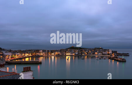 Schöne Dämmerung über St. Ives Harbour bei Flut mit Booten auf moorings St. Ives, Cornwall UK Europa Stockfoto