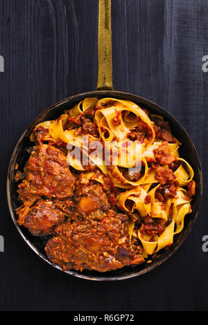 Rustikale italienische Ochsenschwanz ragu Pappardelle Stockfoto