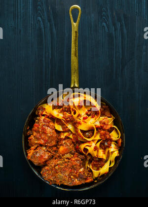 Rustikale italienische Ochsenschwanz ragu Pappardelle Stockfoto