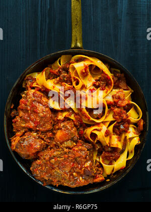 Rustikale italienische Ochsenschwanz ragu Pappardelle Stockfoto