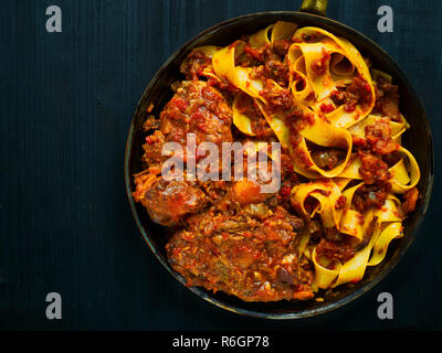 Rustikale italienische Ochsenschwanz ragu Pappardelle Stockfoto