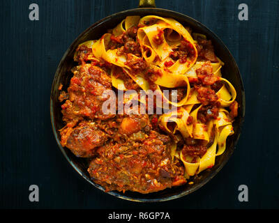 Rustikale italienische Ochsenschwanz ragu Pappardelle Stockfoto