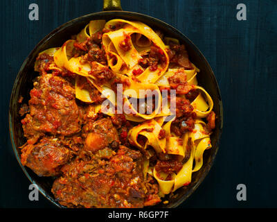 Rustikale italienische Ochsenschwanz ragu Pappardelle Stockfoto