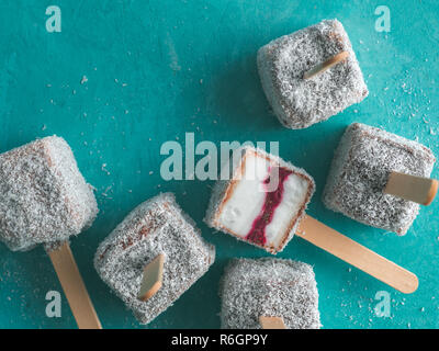 Lamington Eis springt auf Grün, Ansicht von oben Stockfoto