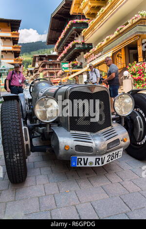 SAALBACH - Hinterglemm, Österreich - 21 Juni 2018: Vintage Alvis oldsmobile Oldtimer stehen auf der Straße am 21. Juni 2018 in Saalbach-Hinterglemm Stockfoto