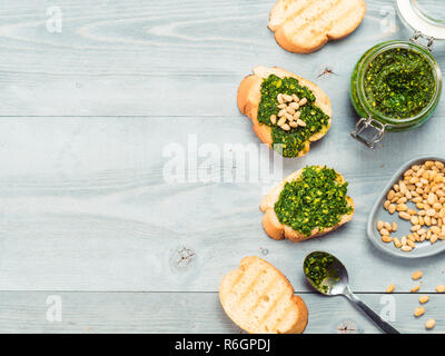 Baguette mit frischem Pesto Stockfoto