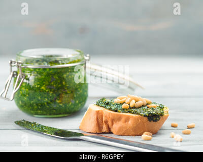 Baguette mit frischem Pesto Stockfoto