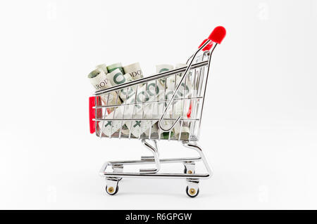 Warenkorb mit polnischen Geld auf weißem Hintergrund Stockfoto