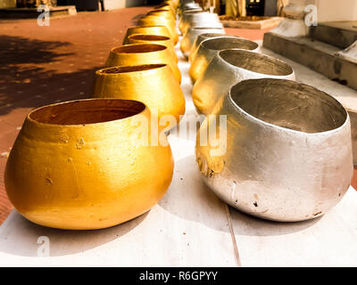 Anordnung von Gold und Silber Almosen-schale Stockfoto