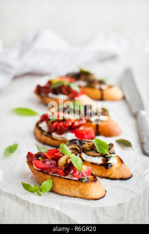 Sonnengetrocknete Tomaten, Frischkäse und gebratenen Champignons bruschetta Stockfoto