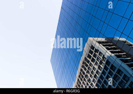 Gebäude mit blauen Spiegeln geschmückt. Stockfoto