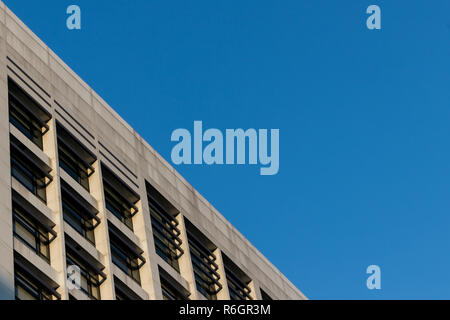 Oben auf weißes Gebäude. Stockfoto