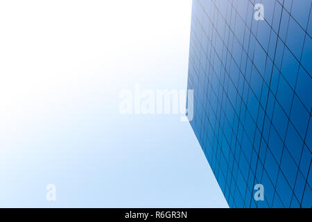 Oben auf Blau Spiegel eingerichtetes Gebäude Stockfoto